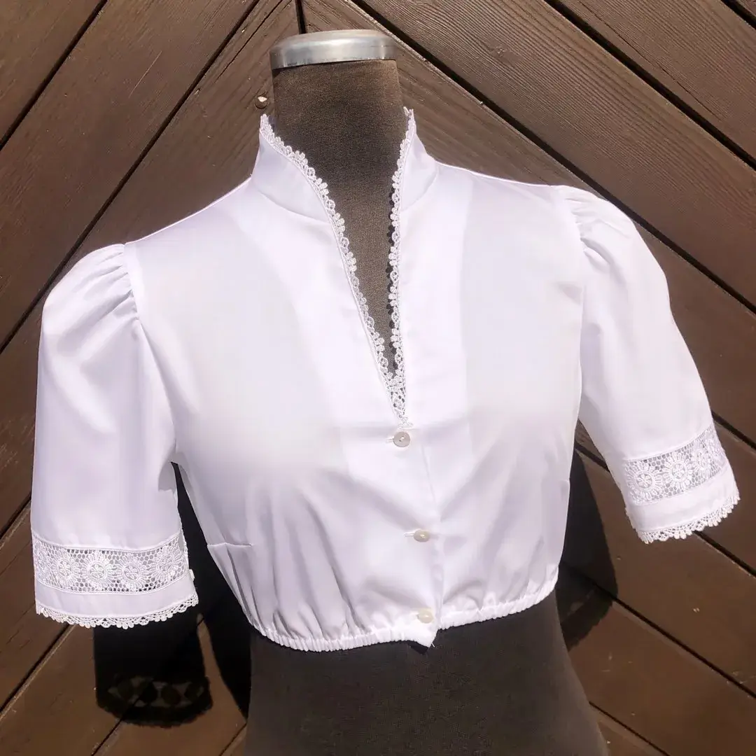 Hochgeschlossene Waldorff Dirndlbluse kurzarm mit Stehkragen No. 6 – Bild 17 – Chiemgauer Heimatwerk Trachten-Onlineshop Hochgeschlossene Waldorff Dirndlbluse kurzarm mit Stehkragen No. 6 - Bild 17 - Chiemgauer Heimatwerk Trachten-Onlineshop