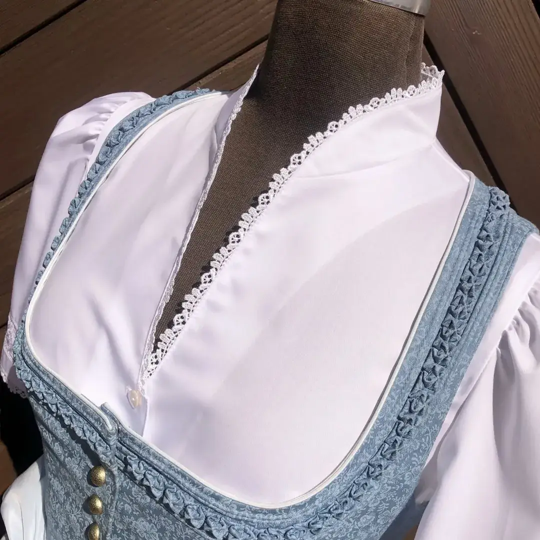 Hochgeschlossene Waldorff Dirndlbluse kurzarm mit Stehkragen No. 6 – Bild 57 – Chiemgauer Heimatwerk Trachten-Onlineshop Hochgeschlossene Waldorff Dirndlbluse kurzarm mit Stehkragen No. 6 - Bild 57 - Chiemgauer Heimatwerk Trachten-Onlineshop