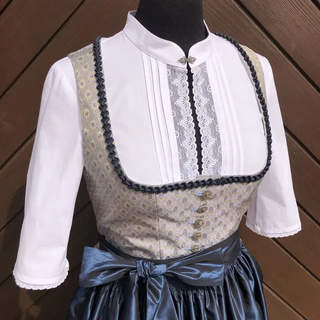 Hochgeschlossene Waldorff Dirndlbluse kurzarm mit Stehkragen No. 7 – Bild 21 – Chiemgauer Heimatwerk Trachten-Onlineshop Hochgeschlossene Waldorff Dirndlbluse kurzarm mit Stehkragen No. 7 - Bild 21 - Chiemgauer Heimatwerk Trachten-Onlineshop