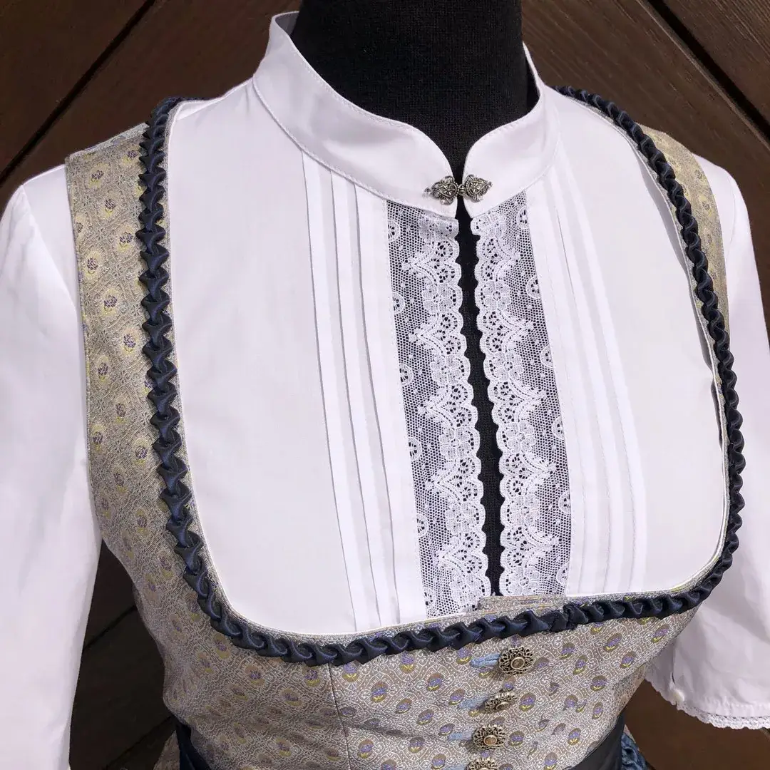 Hochgeschlossene Waldorff Dirndlbluse kurzarm mit Stehkragen No. 7 – Bild 36 – Chiemgauer Heimatwerk Trachten-Onlineshop Hochgeschlossene Waldorff Dirndlbluse kurzarm mit Stehkragen No. 7 - Bild 36 - Chiemgauer Heimatwerk Trachten-Onlineshop