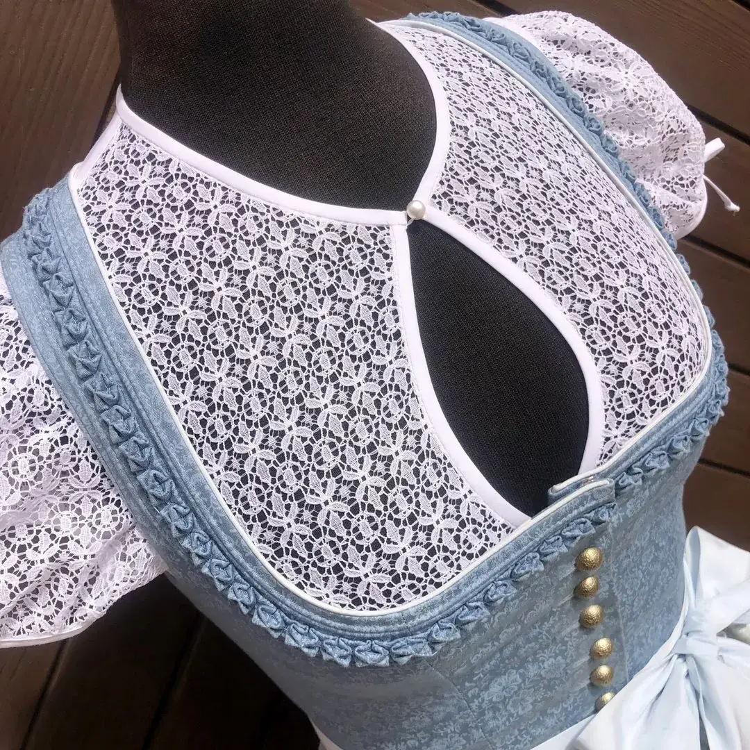 Hochgeschlossene Waldorff Dirndlbluse kurzarm No. 1 – Bild 22 – Chiemgauer Heimatwerk Trachten-Onlineshop Hochgeschlossene Waldorff Dirndlbluse kurzarm No. 1 - Bild 22 - Chiemgauer Heimatwerk Trachten-Onlineshop