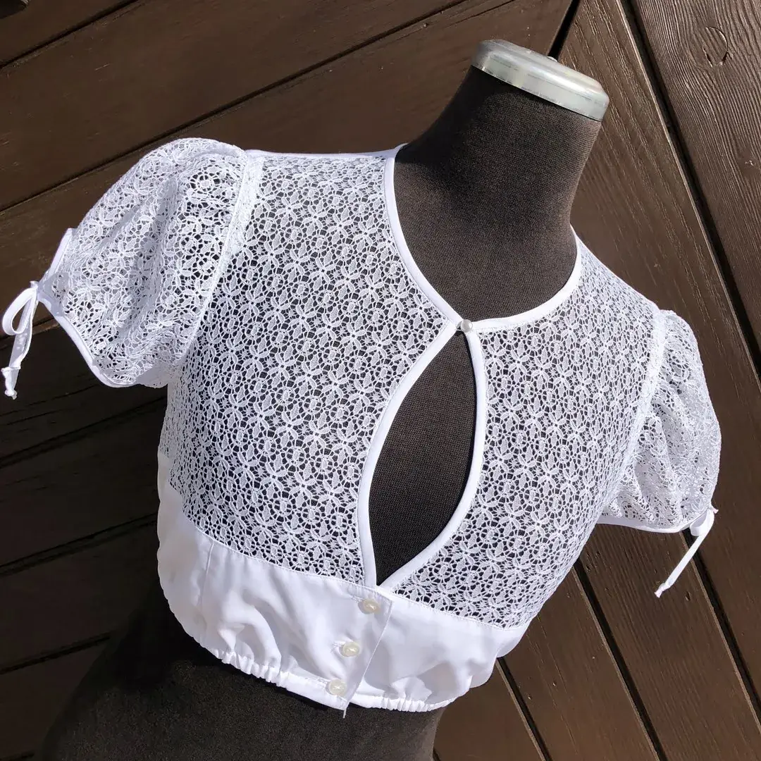 Hochgeschlossene Waldorff Dirndlbluse kurzarm No. 1 – Bild 52 – Chiemgauer Heimatwerk Trachten-Onlineshop Hochgeschlossene Waldorff Dirndlbluse kurzarm No. 1 - Bild 52 - Chiemgauer Heimatwerk Trachten-Onlineshop