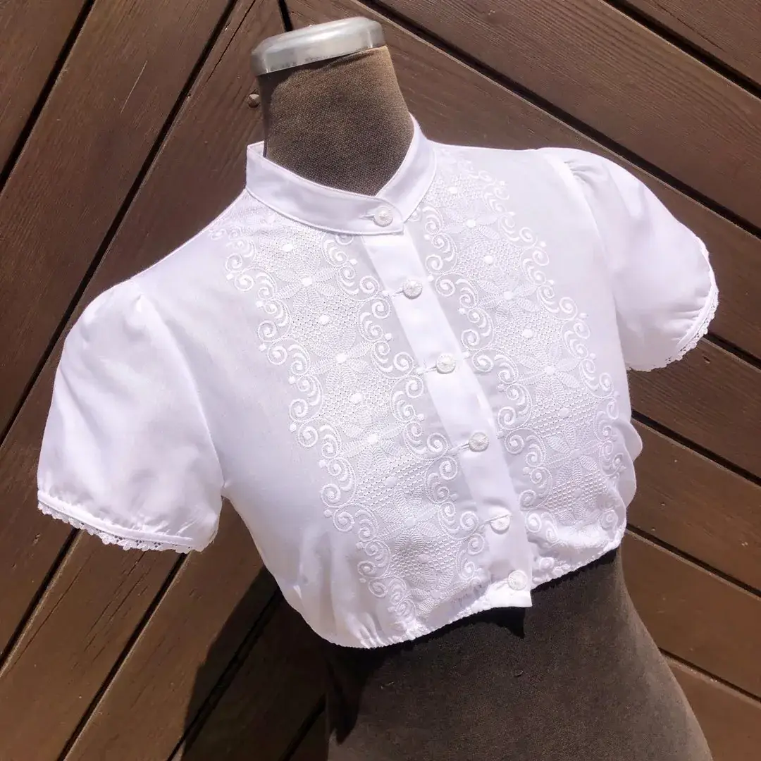 Hochgeschlossene Waldorff Dirndlbluse kurzarm No. 11 – Bild 2 – Chiemgauer Heimatwerk Trachten-Onlineshop Hochgeschlossene Waldorff Dirndlbluse kurzarm No. 11 - Bild 2 - Chiemgauer Heimatwerk Trachten-Onlineshop