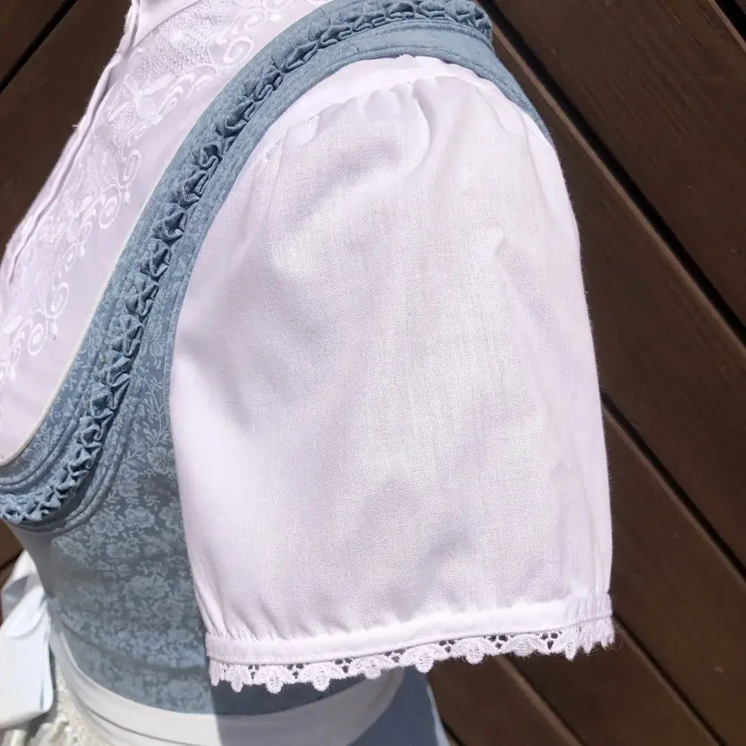 Hochgeschlossene Waldorff Dirndlbluse kurzarm No. 11 – Bild 8 – Chiemgauer Heimatwerk Trachten-Onlineshop Hochgeschlossene Waldorff Dirndlbluse kurzarm No. 11 - Bild 8 - Chiemgauer Heimatwerk Trachten-Onlineshop