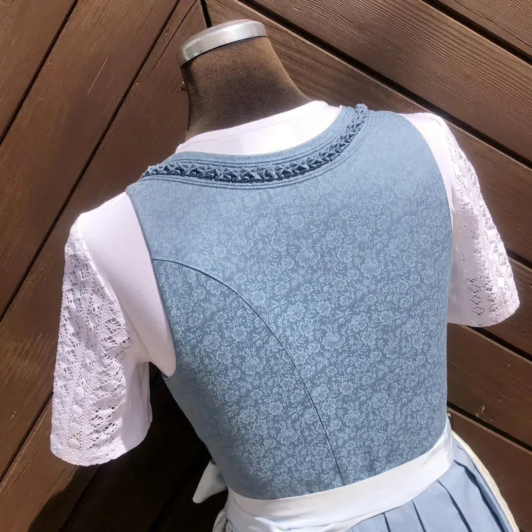 Hochgeschlossene Waldorff Dirndlbluse kurzarm No. 3 – Bild 3 – Chiemgauer Heimatwerk Trachten-Onlineshop Hochgeschlossene Waldorff Dirndlbluse kurzarm No. 3 - Bild 3 - Chiemgauer Heimatwerk Trachten-Onlineshop