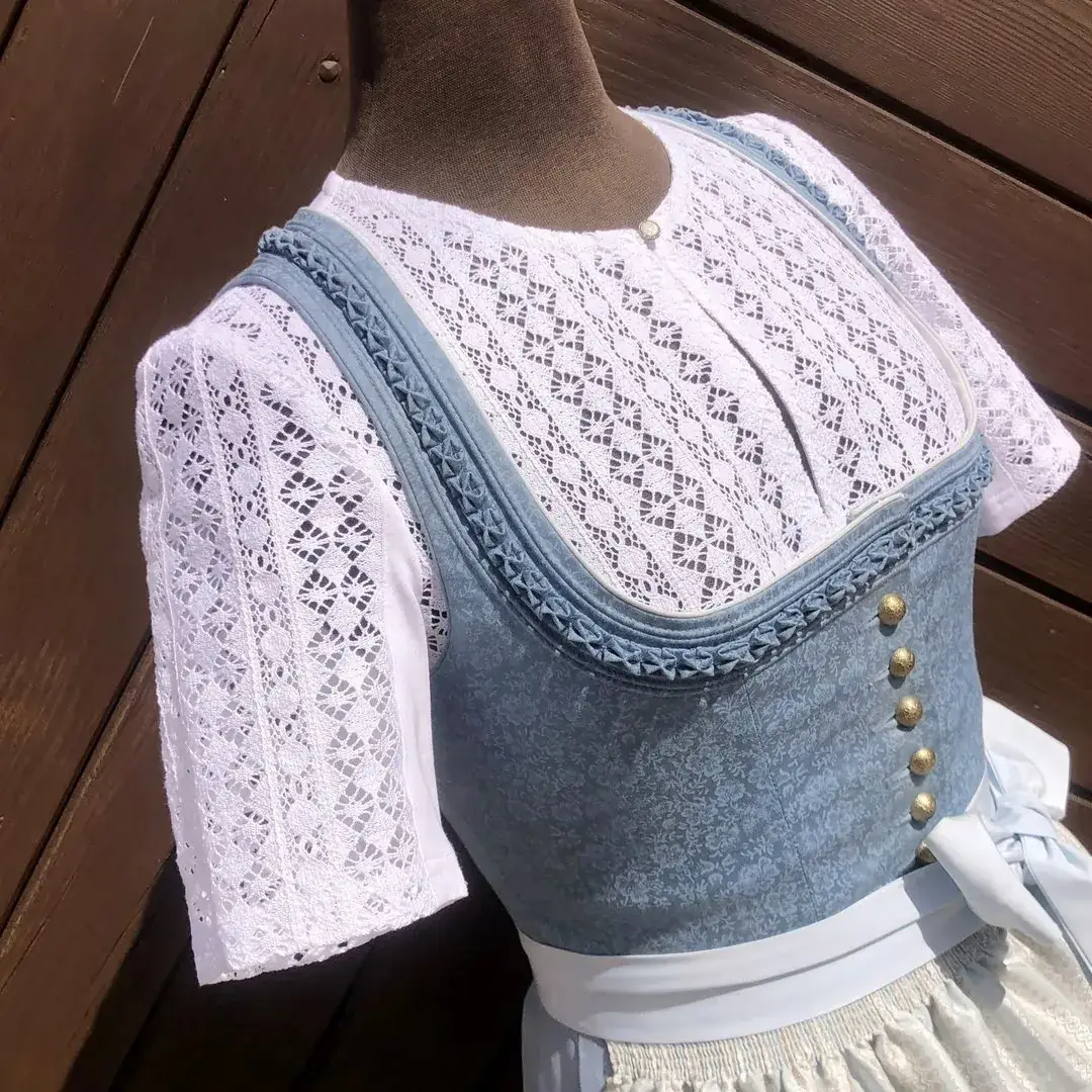 Hochgeschlossene Waldorff Dirndlbluse kurzarm No. 3 – Bild 58 – Chiemgauer Heimatwerk Trachten-Onlineshop Hochgeschlossene Waldorff Dirndlbluse kurzarm No. 3 - Bild 58 - Chiemgauer Heimatwerk Trachten-Onlineshop