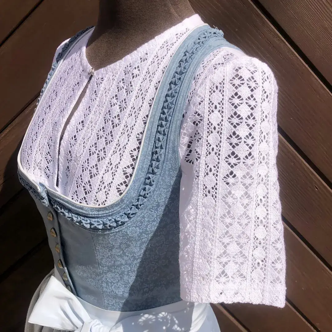 Hochgeschlossene Waldorff Dirndlbluse kurzarm No. 3 – Bild 6 – Chiemgauer Heimatwerk Trachten-Onlineshop Hochgeschlossene Waldorff Dirndlbluse kurzarm No. 3 - Bild 6 - Chiemgauer Heimatwerk Trachten-Onlineshop