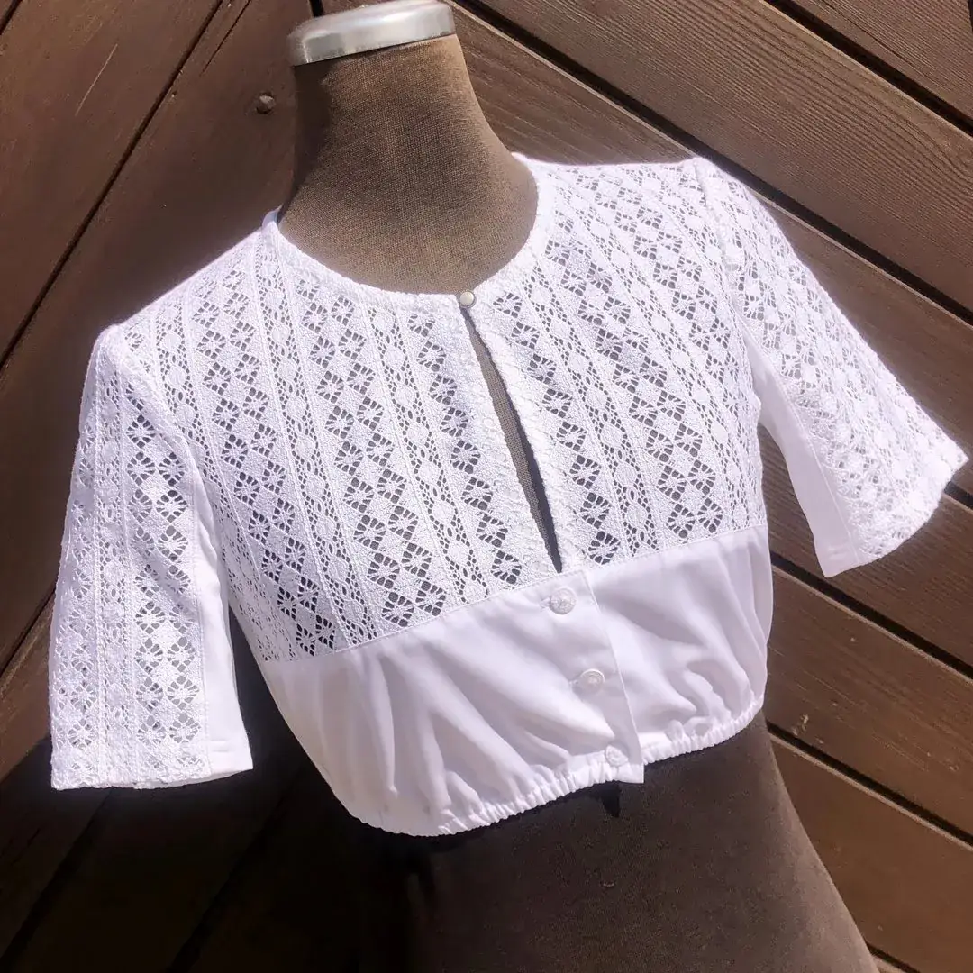 Hochgeschlossene Waldorff Dirndlbluse kurzarm No. 3 – Bild 60 – Chiemgauer Heimatwerk Trachten-Onlineshop Hochgeschlossene Waldorff Dirndlbluse kurzarm No. 3 - Bild 60 - Chiemgauer Heimatwerk Trachten-Onlineshop