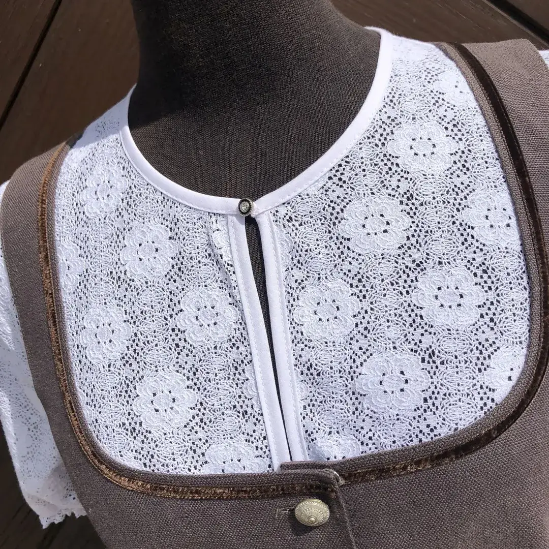 Hochgeschlossene Waldorff Dirndlbluse kurzarm No. 6 – Bild 15 – Chiemgauer Heimatwerk Trachten-Onlineshop Hochgeschlossene Waldorff Dirndlbluse kurzarm No. 6 - Bild 15 - Chiemgauer Heimatwerk Trachten-Onlineshop