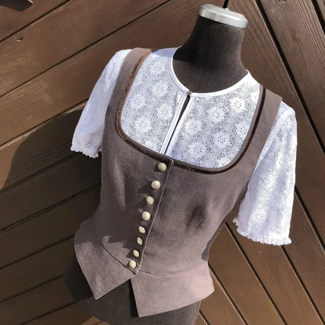 Hochgeschlossene Waldorff Dirndlbluse kurzarm No. 6 – Bild 25 – Chiemgauer Heimatwerk Trachten-Onlineshop Hochgeschlossene Waldorff Dirndlbluse kurzarm No. 6 - Bild 25 - Chiemgauer Heimatwerk Trachten-Onlineshop