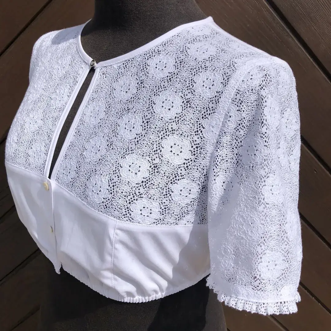 Hochgeschlossene Waldorff Dirndlbluse kurzarm No. 6 – Bild 34 – Chiemgauer Heimatwerk Trachten-Onlineshop Hochgeschlossene Waldorff Dirndlbluse kurzarm No. 6 - Bild 34 - Chiemgauer Heimatwerk Trachten-Onlineshop