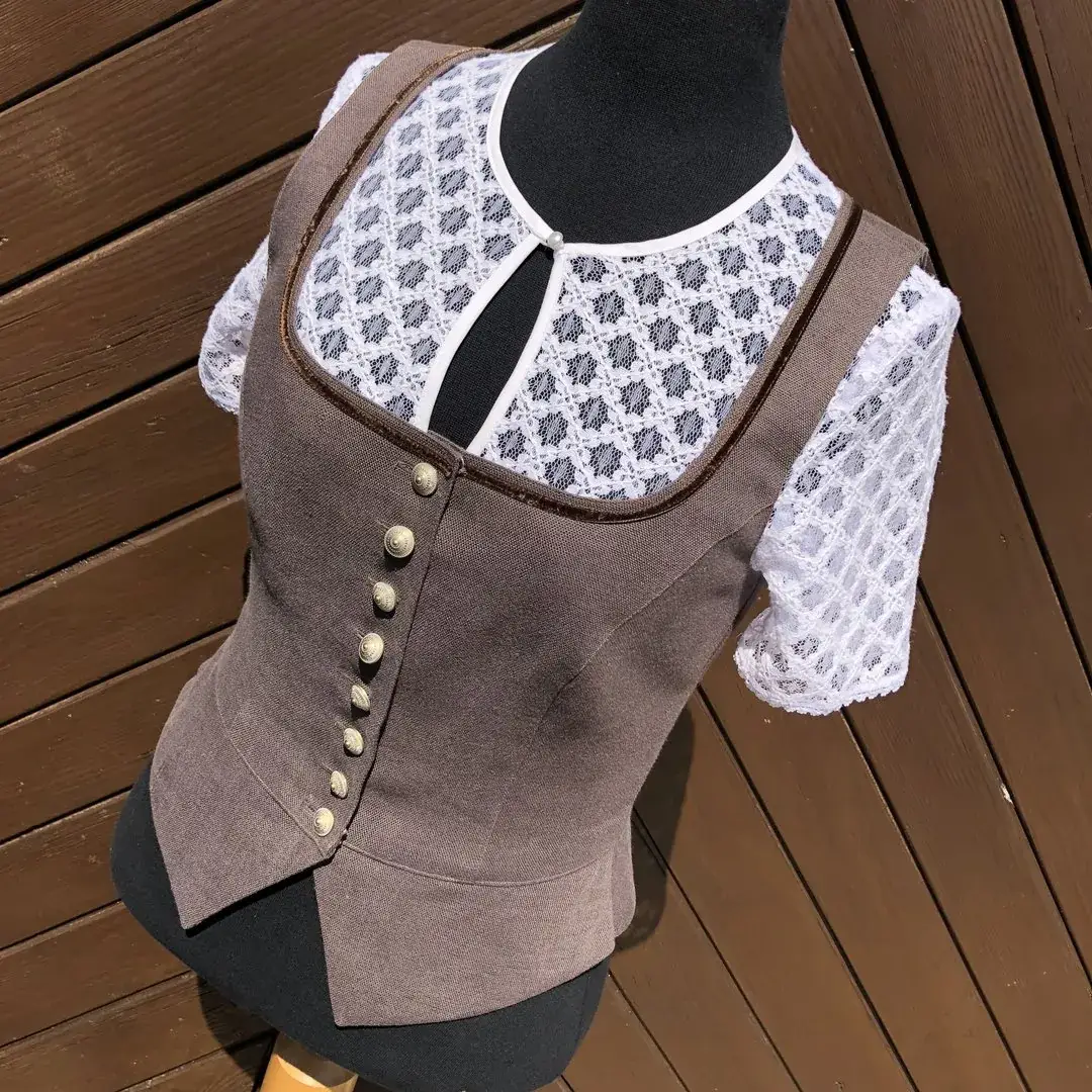 Hochgeschlossene Waldorff Dirndlbluse kurzarm No. 7 – Bild 6 – Chiemgauer Heimatwerk Trachten-Onlineshop Hochgeschlossene Waldorff Dirndlbluse kurzarm No. 7 - Bild 6 - Chiemgauer Heimatwerk Trachten-Onlineshop