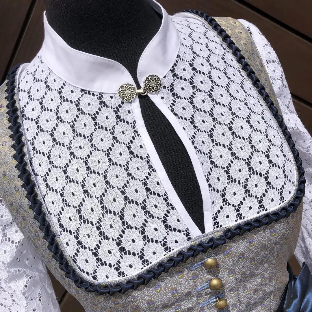 Hochgeschlossene Waldorff Dirndlbluse langarm – Bild 15 – Chiemgauer Heimatwerk Trachten-Onlineshop Hochgeschlossene Waldorff Dirndlbluse langarm - Bild 15 - Chiemgauer Heimatwerk Trachten-Onlineshop