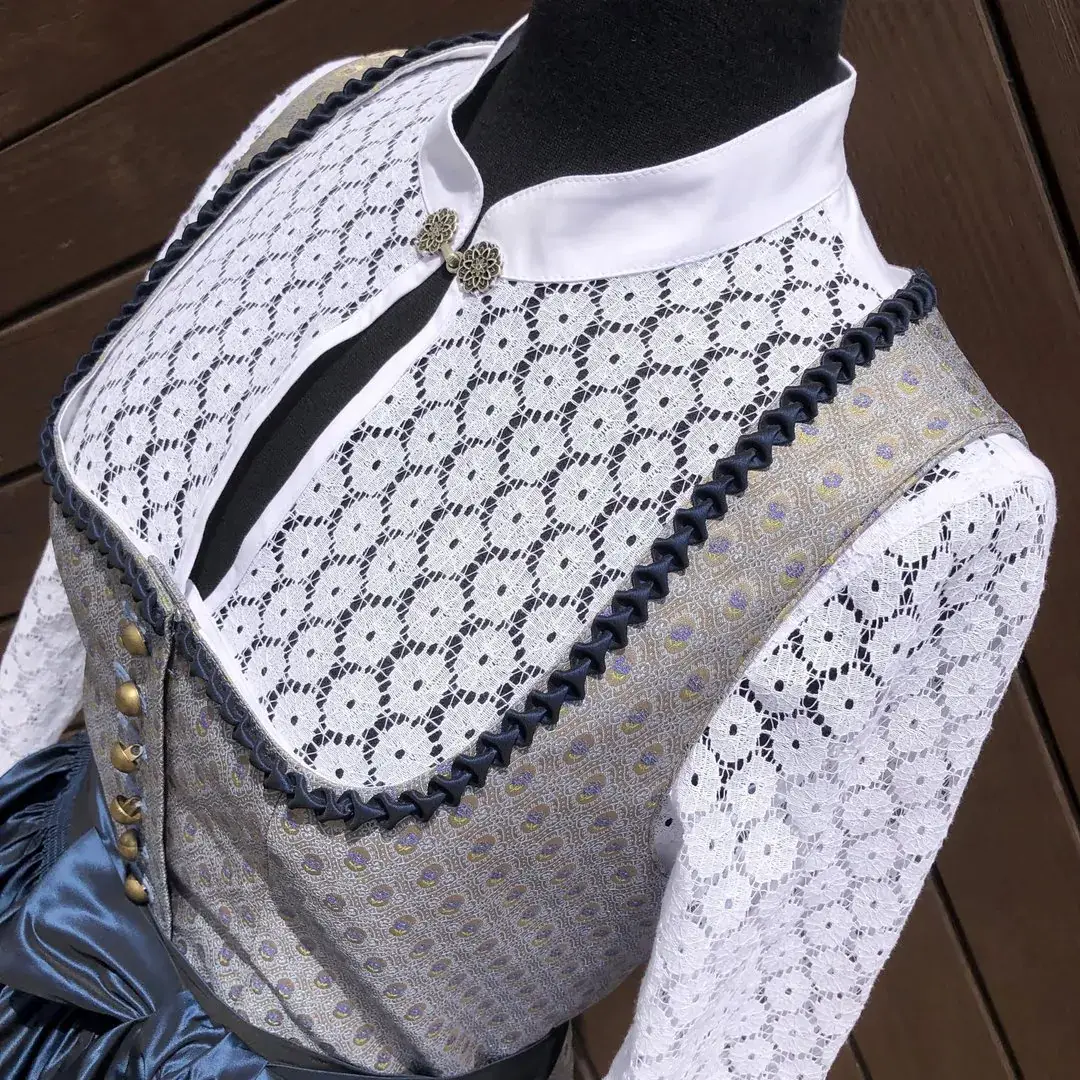 Hochgeschlossene Waldorff Dirndlbluse langarm – Bild 20 – Chiemgauer Heimatwerk Trachten-Onlineshop Hochgeschlossene Waldorff Dirndlbluse langarm - Bild 20 - Chiemgauer Heimatwerk Trachten-Onlineshop