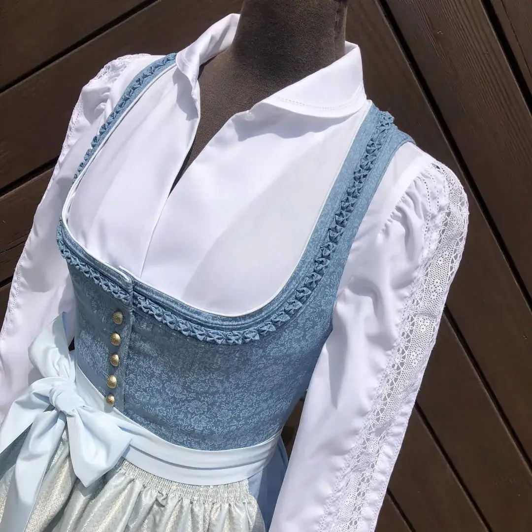 Hochgeschlossene Waldorff Dirndlbluse langarm mit Kragen No. 1 – Bild 6 – Chiemgauer Heimatwerk Trachten-Onlineshop Hochgeschlossene Waldorff Dirndlbluse langarm mit Kragen No. 1 - Bild 6 - Chiemgauer Heimatwerk Trachten-Onlineshop