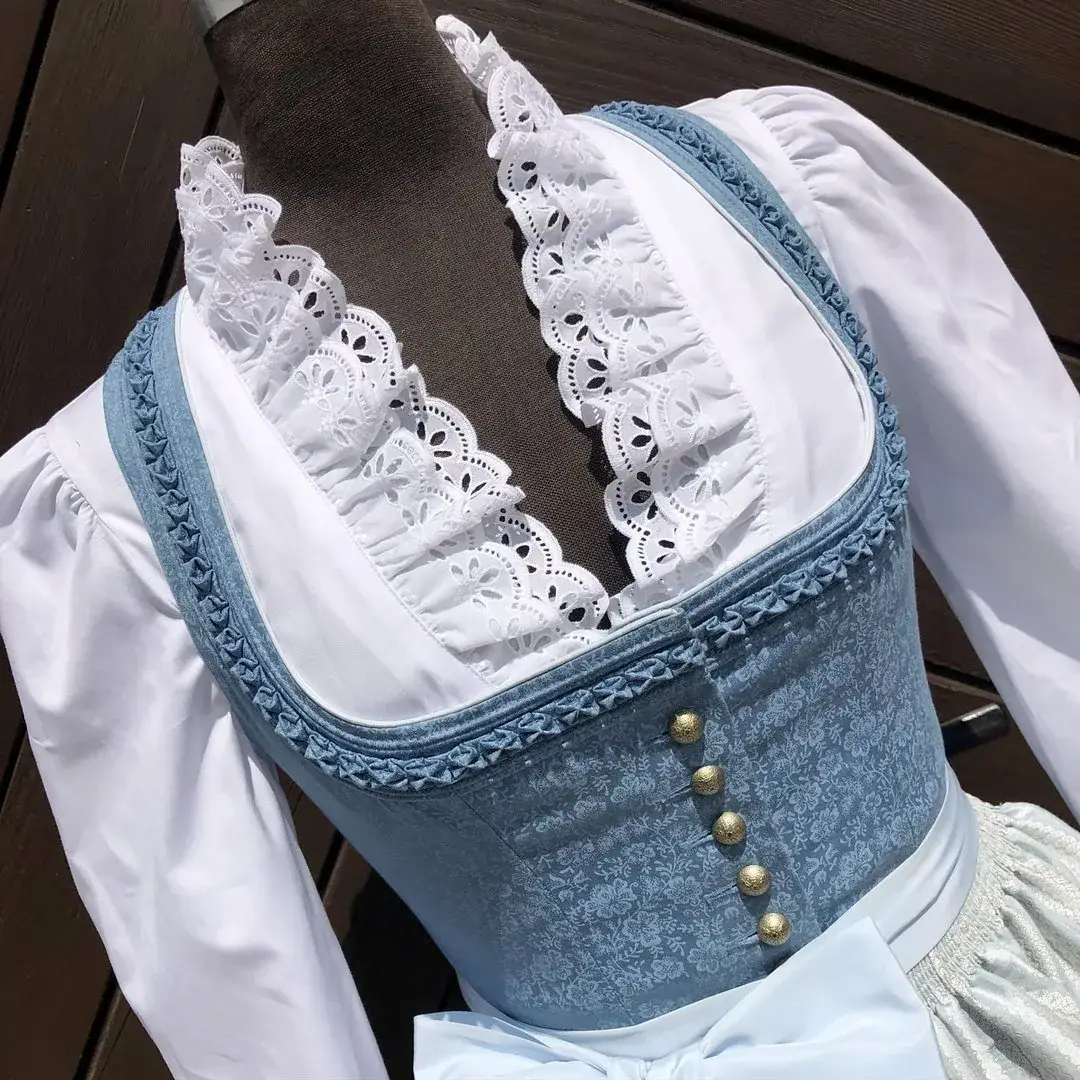 Hochgeschlossene Waldorff Dirndlbluse langarm mit Kragen No. 10 – Bild 20 – Chiemgauer Heimatwerk Trachten-Onlineshop Hochgeschlossene Waldorff Dirndlbluse langarm mit Kragen No. 10 - Bild 20 - Chiemgauer Heimatwerk Trachten-Onlineshop