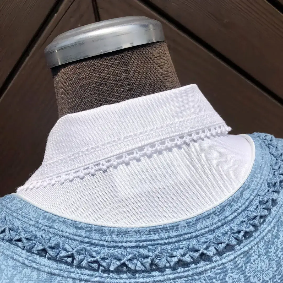 Hochgeschlossene Waldorff Dirndlbluse langarm mit Kragen No. 4 – Bild 3 – Chiemgauer Heimatwerk Trachten-Onlineshop Hochgeschlossene Waldorff Dirndlbluse langarm mit Kragen No. 4 - Bild 3 - Chiemgauer Heimatwerk Trachten-Onlineshop