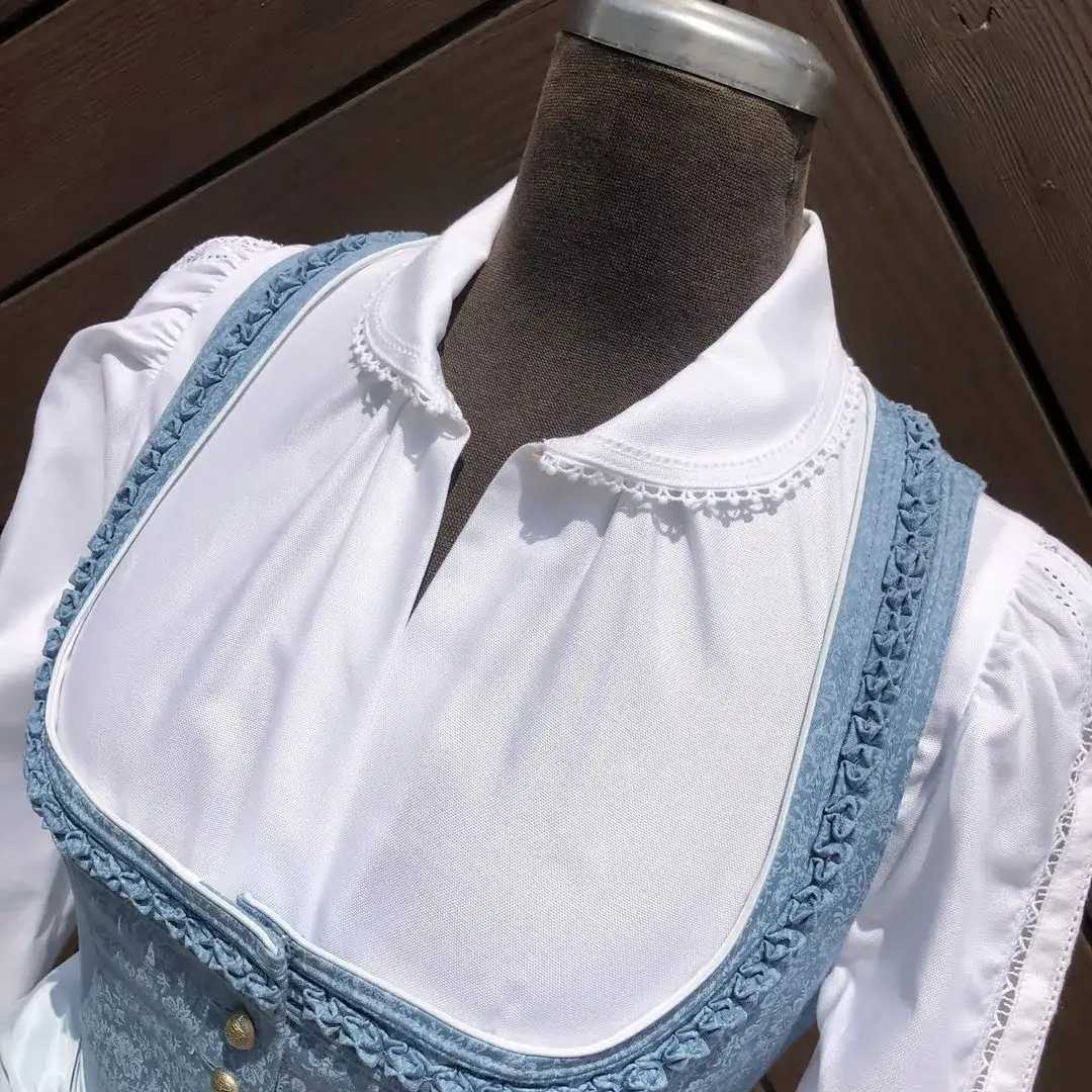 Hochgeschlossene Waldorff Dirndlbluse langarm mit Kragen No. 4 – Bild 48 – Chiemgauer Heimatwerk Trachten-Onlineshop Hochgeschlossene Waldorff Dirndlbluse langarm mit Kragen No. 4 - Bild 48 - Chiemgauer Heimatwerk Trachten-Onlineshop