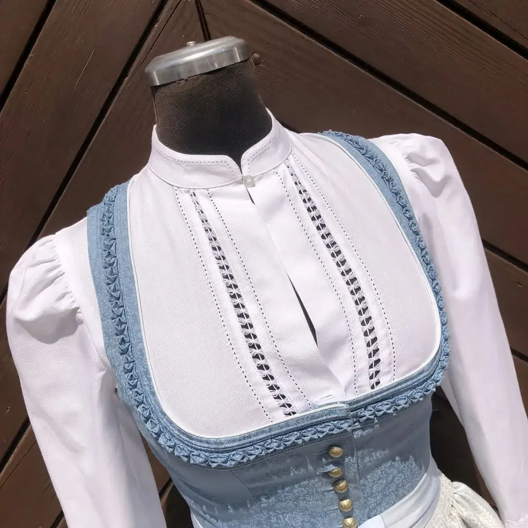 Hochgeschlossene Waldorff Dirndlbluse langarm mit Stehkragen No. 12 – Bild 7 – Chiemgauer Heimatwerk Trachten-Onlineshop Hochgeschlossene Waldorff Dirndlbluse langarm mit Stehkragen No. 12 - Bild 7 - Chiemgauer Heimatwerk Trachten-Onlineshop