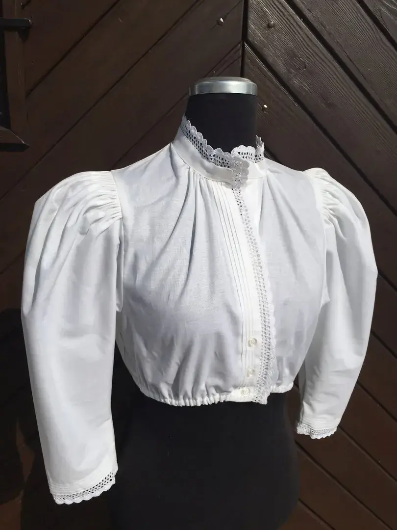 Hochgeschlossene Waldorff Dirndlbluse langarm mit Stehkragen No. 9 – Bild 1 – Chiemgauer Heimatwerk Trachten-Onlineshop Hochgeschlossene Waldorff Dirndlbluse langarm mit Stehkragen No. 9 - Bild 1 - Chiemgauer Heimatwerk Trachten-Onlineshop