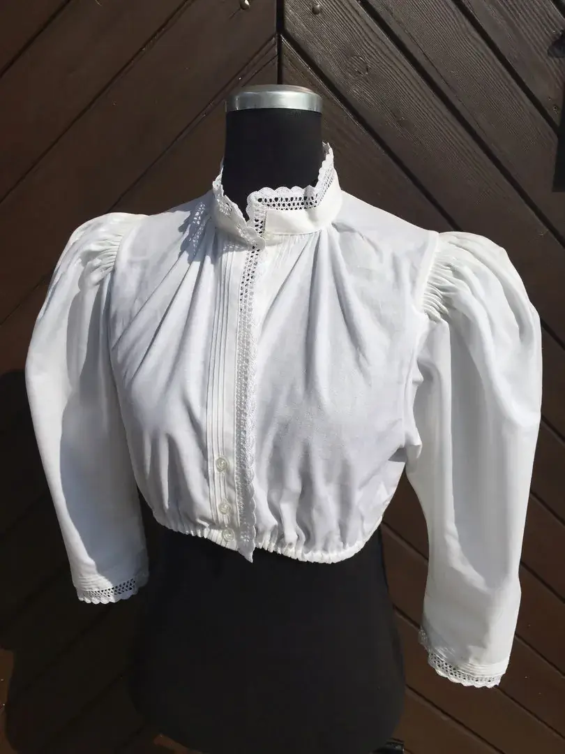 Hochgeschlossene Waldorff Dirndlbluse langarm mit Stehkragen No. 9 – Bild 2 – Chiemgauer Heimatwerk Trachten-Onlineshop Hochgeschlossene Waldorff Dirndlbluse langarm mit Stehkragen No. 9 - Bild 2 - Chiemgauer Heimatwerk Trachten-Onlineshop