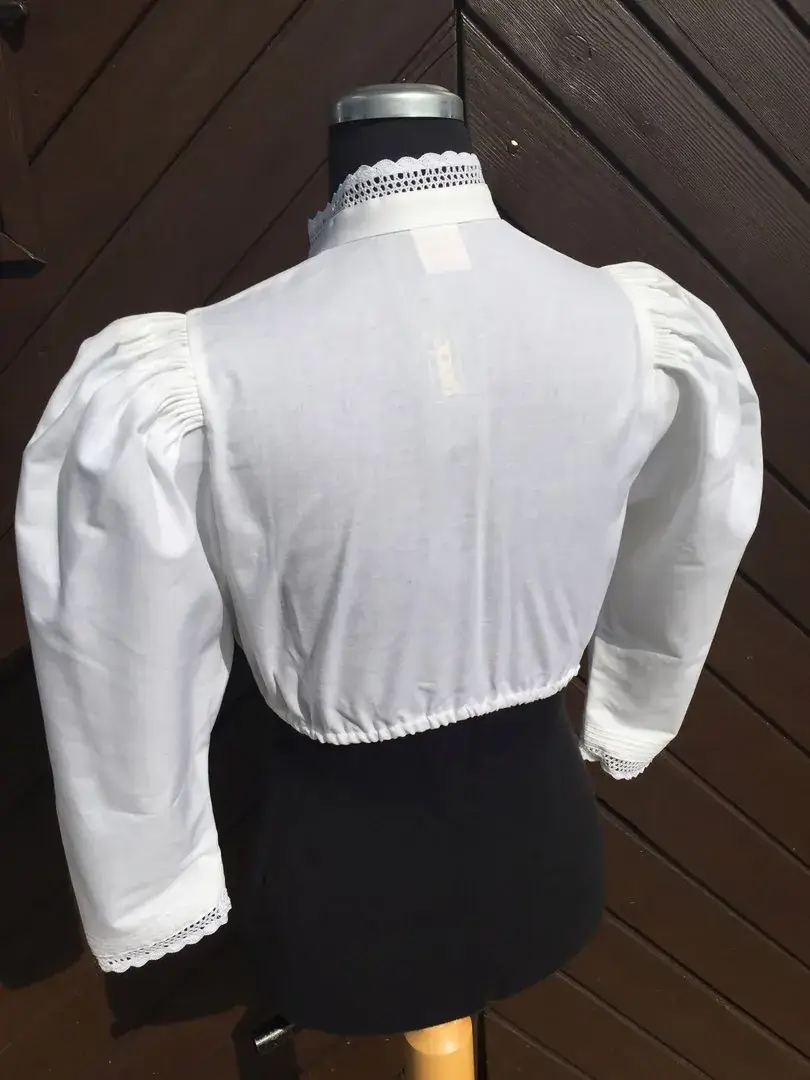 Hochgeschlossene Waldorff Dirndlbluse langarm mit Stehkragen No. 9 – Bild 4 – Chiemgauer Heimatwerk Trachten-Onlineshop Hochgeschlossene Waldorff Dirndlbluse langarm mit Stehkragen No. 9 - Bild 4 - Chiemgauer Heimatwerk Trachten-Onlineshop