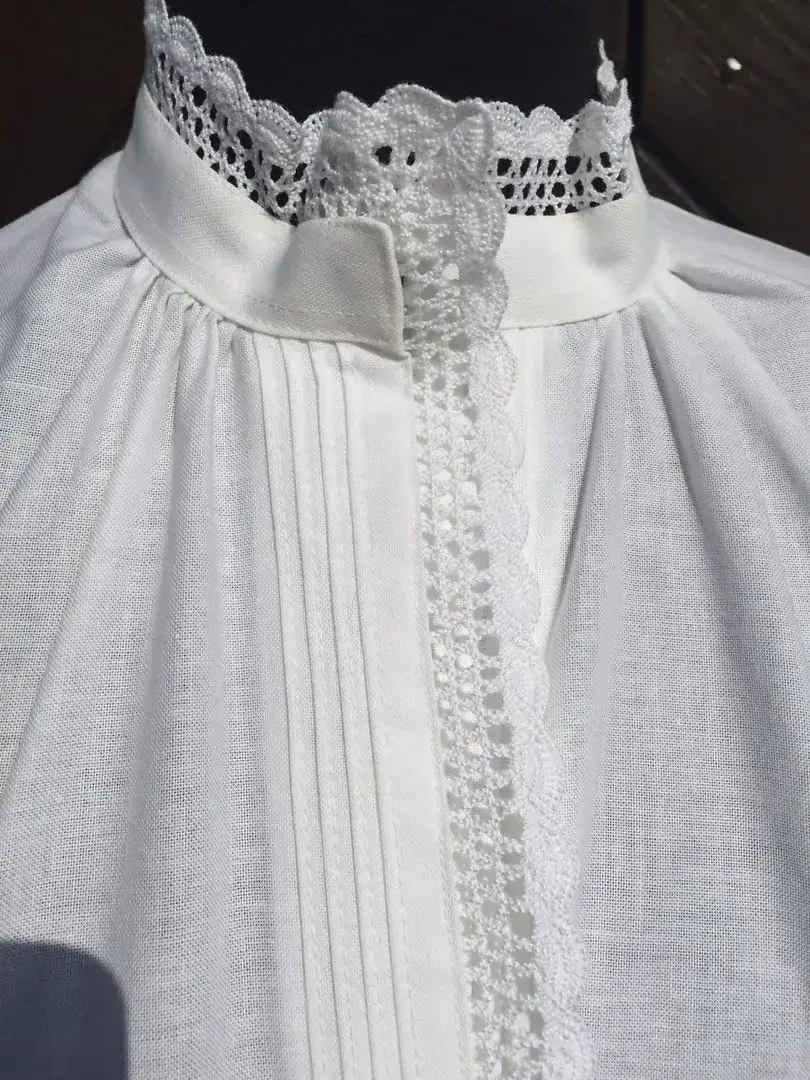 Hochgeschlossene Waldorff Dirndlbluse langarm mit Stehkragen No. 9 – Bild 6 – Chiemgauer Heimatwerk Trachten-Onlineshop Hochgeschlossene Waldorff Dirndlbluse langarm mit Stehkragen No. 9 - Bild 6 - Chiemgauer Heimatwerk Trachten-Onlineshop