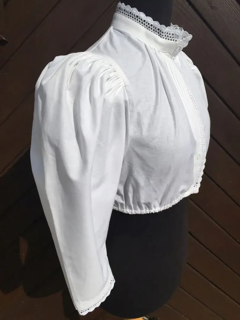 Hochgeschlossene Waldorff Dirndlbluse langarm mit Stehkragen No. 9 – Bild 7 – Chiemgauer Heimatwerk Trachten-Onlineshop Hochgeschlossene Waldorff Dirndlbluse langarm mit Stehkragen No. 9 - Bild 7 - Chiemgauer Heimatwerk Trachten-Onlineshop
