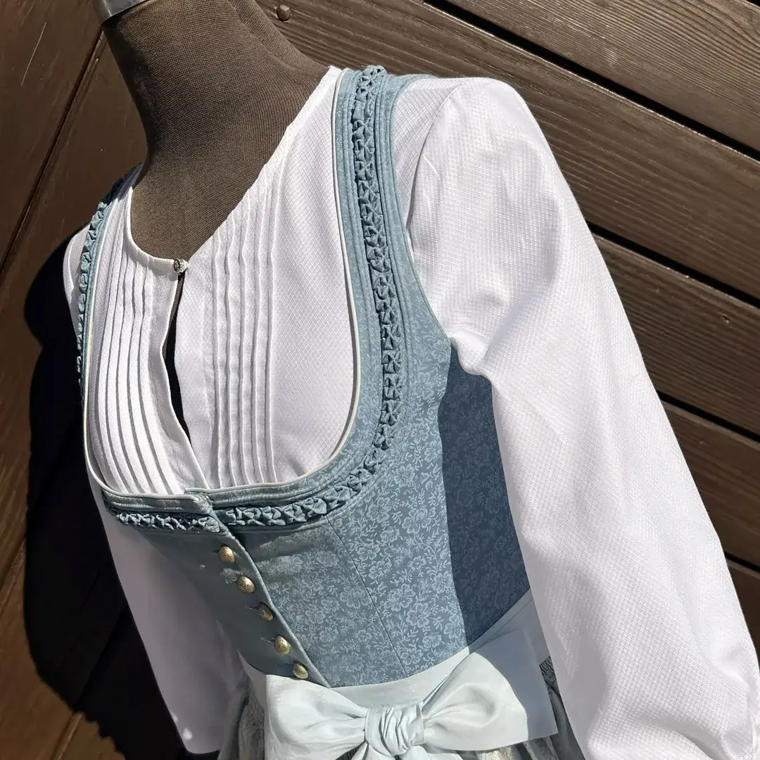Hochgeschlossene Waldorff Dirndlbluse langarm No. 6 – Bild 70 – Chiemgauer Heimatwerk Trachten-Onlineshop Hochgeschlossene Waldorff Dirndlbluse langarm No. 6 - Bild 70 - Chiemgauer Heimatwerk Trachten-Onlineshop