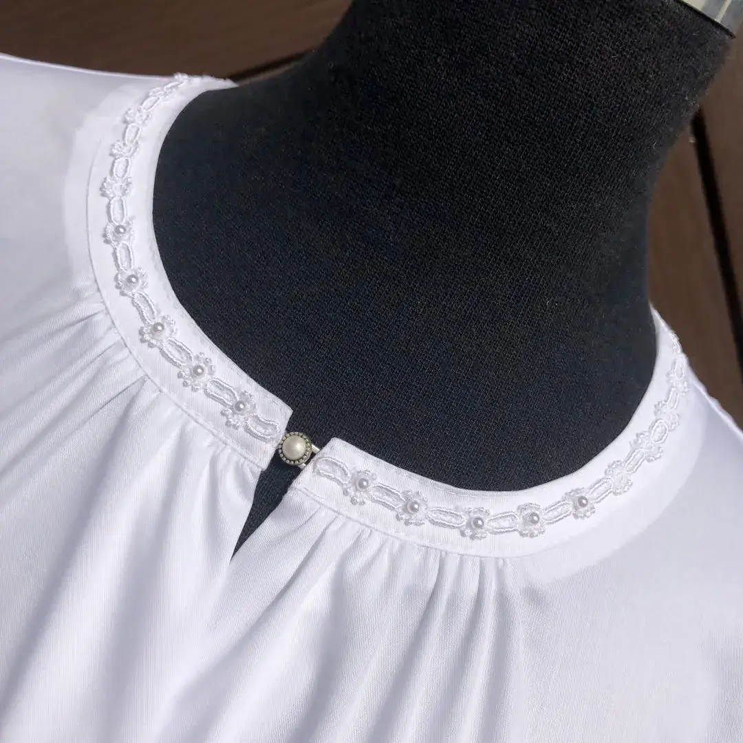 Hochgeschlossene Waldorff Dirndlbluse mit Perlen – Bild 12 – Chiemgauer Heimatwerk Trachten-Onlineshop Hochgeschlossene Waldorff Dirndlbluse mit Perlen - Bild 12 - Chiemgauer Heimatwerk Trachten-Onlineshop