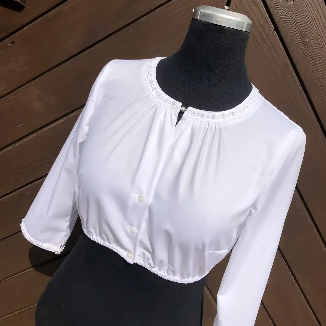 Hochgeschlossene Waldorff Dirndlbluse mit Perlen – Bild 2 – Chiemgauer Heimatwerk Trachten-Onlineshop Hochgeschlossene Waldorff Dirndlbluse mit Perlen - Bild 2 - Chiemgauer Heimatwerk Trachten-Onlineshop
