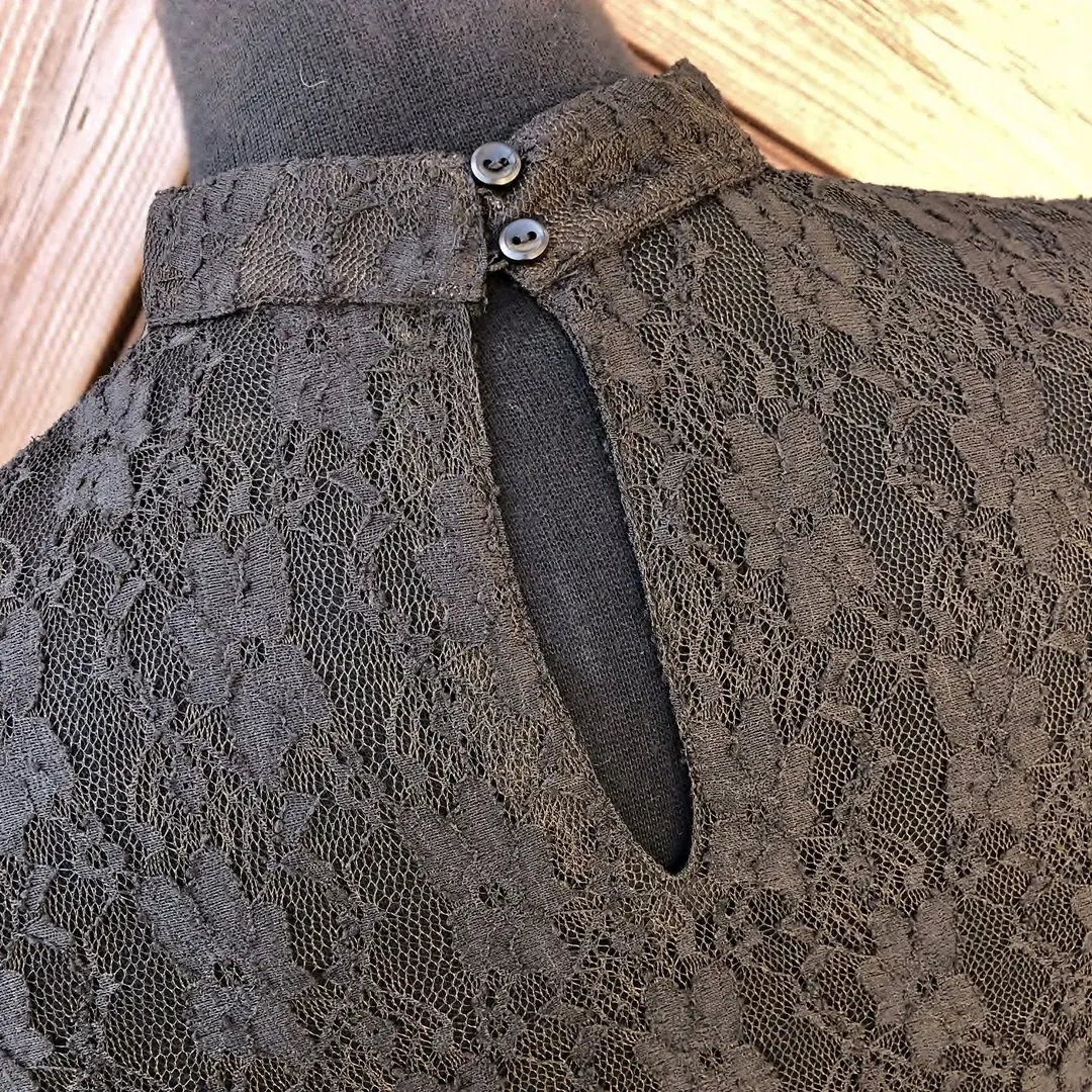 Hochgeschlossene Waldorff Dirndlbluse schwarz No. 1 – Bild 3 – Chiemgauer Heimatwerk Trachten-Onlineshop Hochgeschlossene Waldorff Dirndlbluse schwarz No. 1 - Bild 3 - Chiemgauer Heimatwerk Trachten-Onlineshop