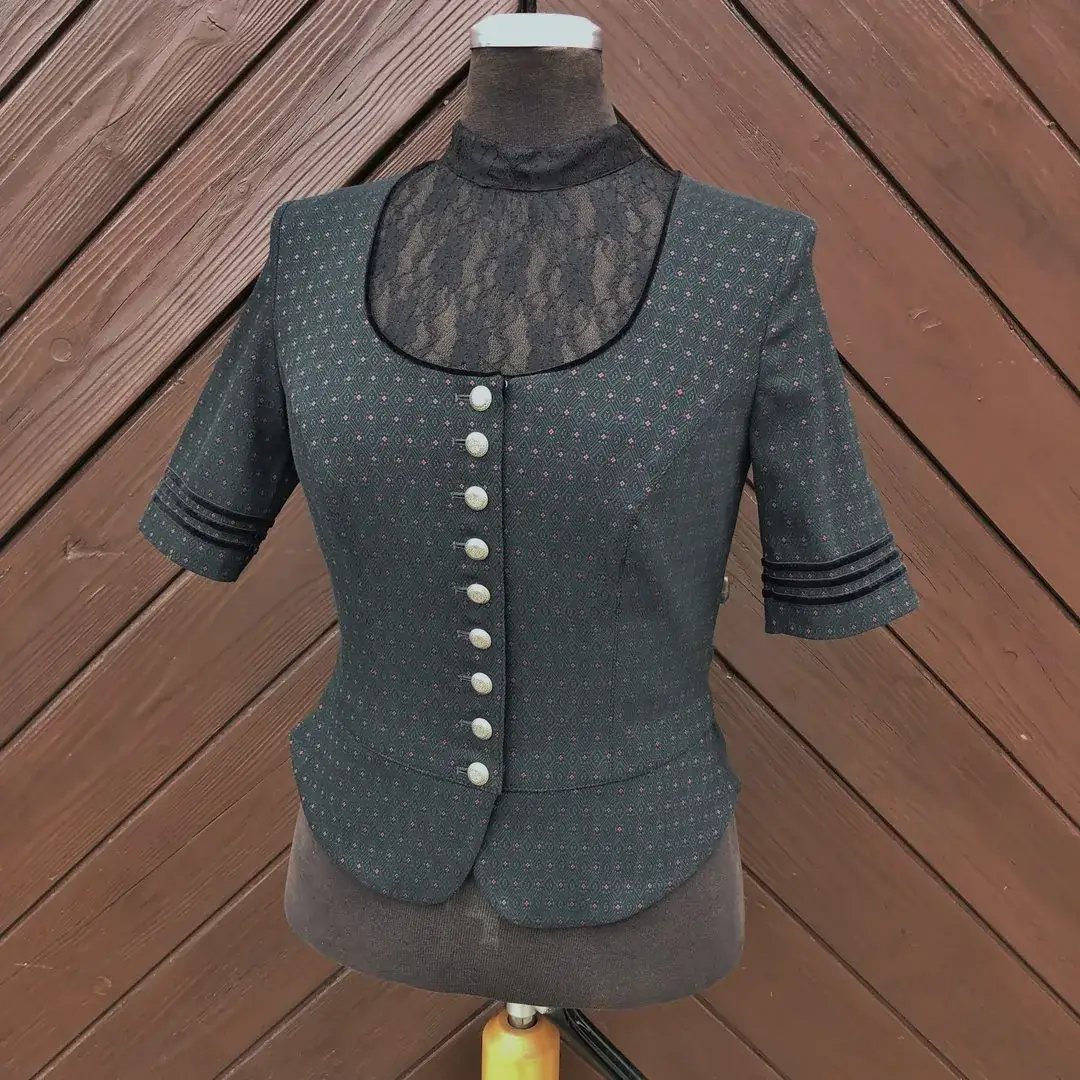Hochgeschlossene Waldorff Dirndlbluse schwarz No. 1 – Bild 39 – Chiemgauer Heimatwerk Trachten-Onlineshop Hochgeschlossene Waldorff Dirndlbluse schwarz No. 1 - Bild 39 - Chiemgauer Heimatwerk Trachten-Onlineshop