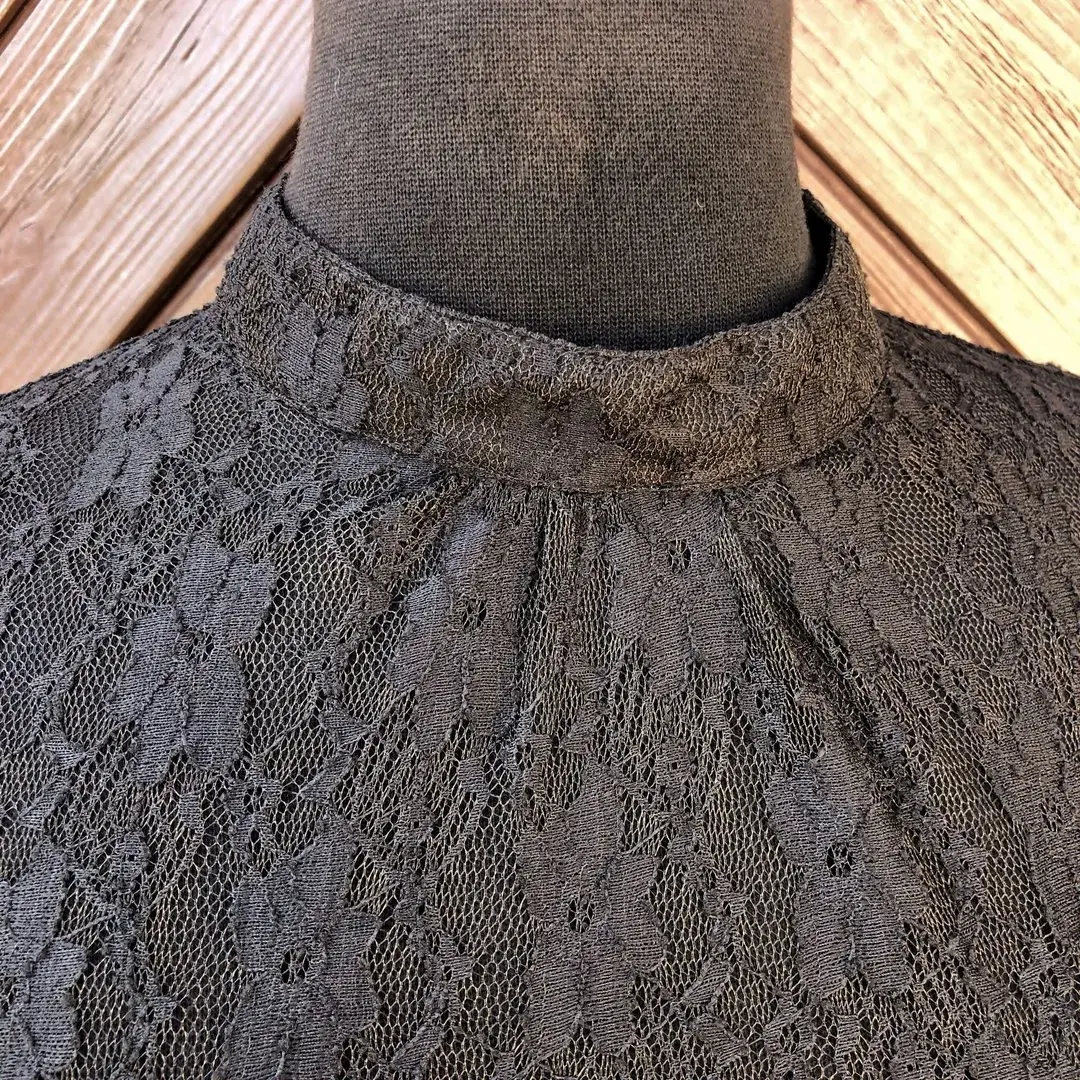 Hochgeschlossene Waldorff Dirndlbluse schwarz No. 1 – Bild 6 – Chiemgauer Heimatwerk Trachten-Onlineshop Hochgeschlossene Waldorff Dirndlbluse schwarz No. 1 - Bild 6 - Chiemgauer Heimatwerk Trachten-Onlineshop