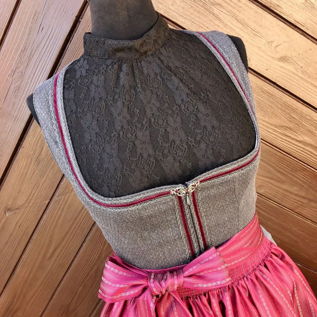 Hochgeschlossene Waldorff Dirndlbluse schwarz No. 1 – Bild 63 – Chiemgauer Heimatwerk Trachten-Onlineshop Hochgeschlossene Waldorff Dirndlbluse schwarz No. 1 - Bild 63 - Chiemgauer Heimatwerk Trachten-Onlineshop