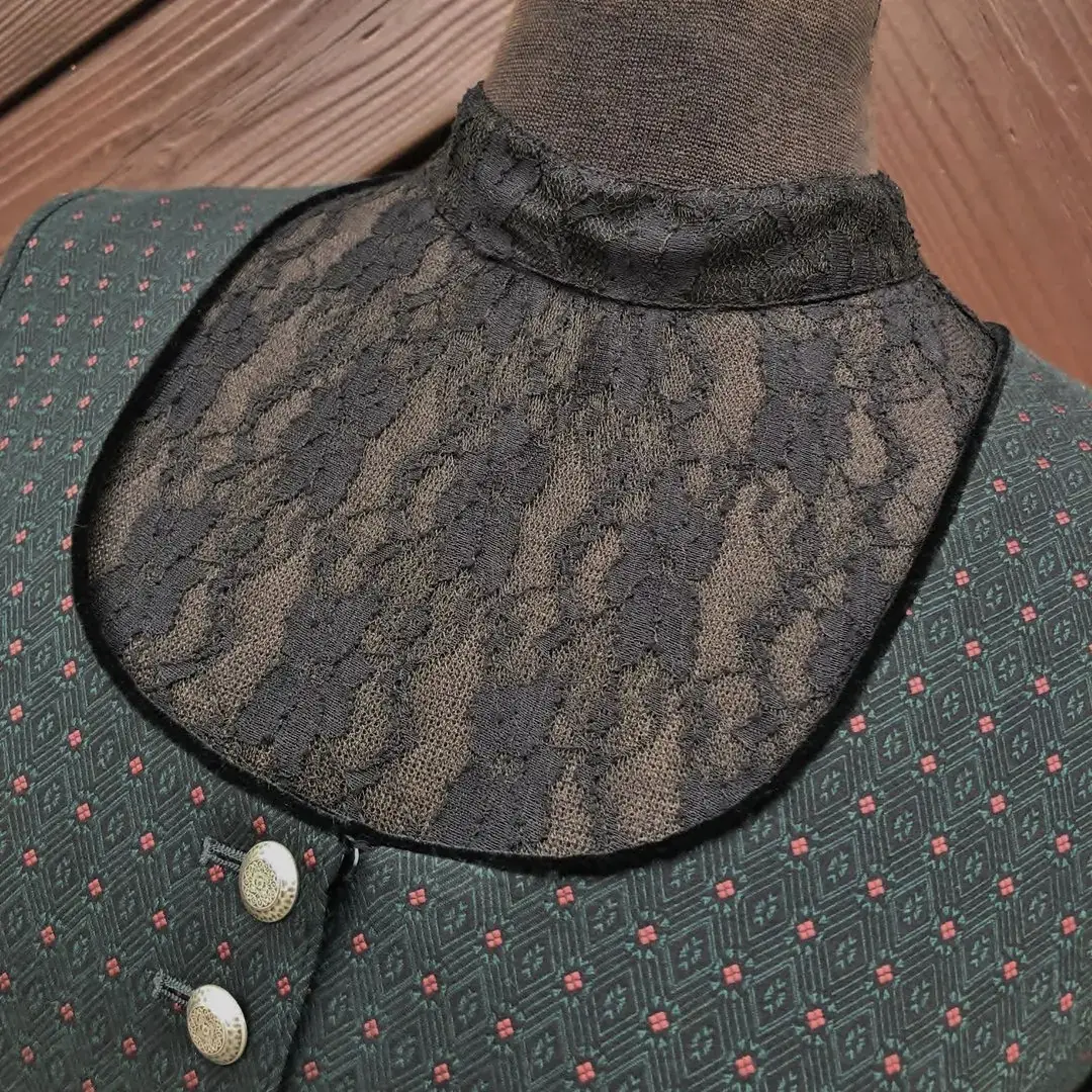 Hochgeschlossene Waldorff Dirndlbluse schwarz No. 1 – Bild 65 – Chiemgauer Heimatwerk Trachten-Onlineshop Hochgeschlossene Waldorff Dirndlbluse schwarz No. 1 - Bild 65 - Chiemgauer Heimatwerk Trachten-Onlineshop