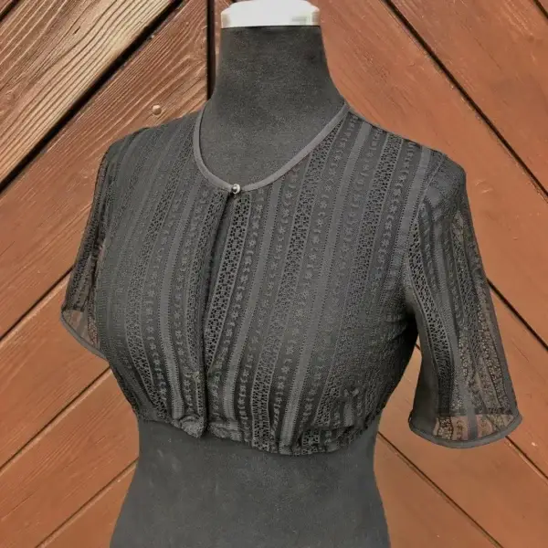 Hochgeschlossene Waldorff Dirndlbluse schwarz No. 3 – Bild 1 – Chiemgauer Heimatwerk Trachten-Onlineshop Hochgeschlossene Waldorff Dirndlbluse schwarz No. 3 - Bild 1 - Chiemgauer Heimatwerk Trachten-Onlineshop