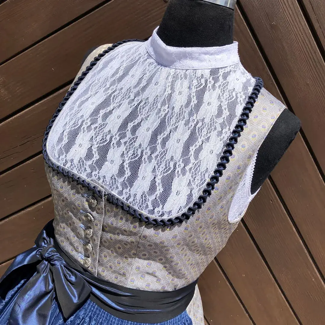 Hochgeschlossene Waldorff Dirndlbluse weiß No. 2 – Bild 6 – Chiemgauer Heimatwerk Trachten-Onlineshop Hochgeschlossene Waldorff Dirndlbluse weiß No. 2 - Bild 6 - Chiemgauer Heimatwerk Trachten-Onlineshop