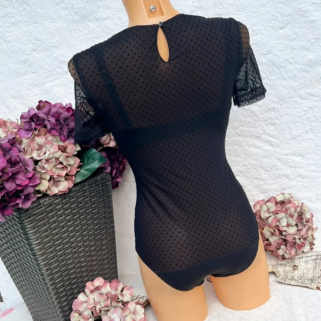 Hochgeschlossener Waldorff Body kurzarm aus Tupfentüll schwarz – Bild 2 – Chiemgauer Heimatwerk Trachten-Onlineshop Hochgeschlossener Waldorff Body kurzarm aus Tupfentüll schwarz - Bild 2 - Chiemgauer Heimatwerk Trachten-Onlineshop