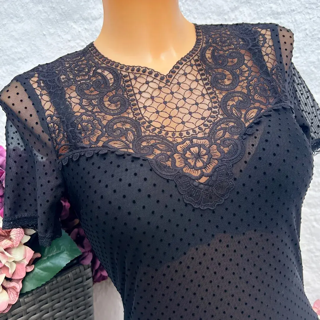Hochgeschlossener Waldorff Body kurzarm aus Tupfentüll schwarz – Bild 5 – Chiemgauer Heimatwerk Trachten-Onlineshop Hochgeschlossener Waldorff Body kurzarm aus Tupfentüll schwarz - Bild 5 - Chiemgauer Heimatwerk Trachten-Onlineshop