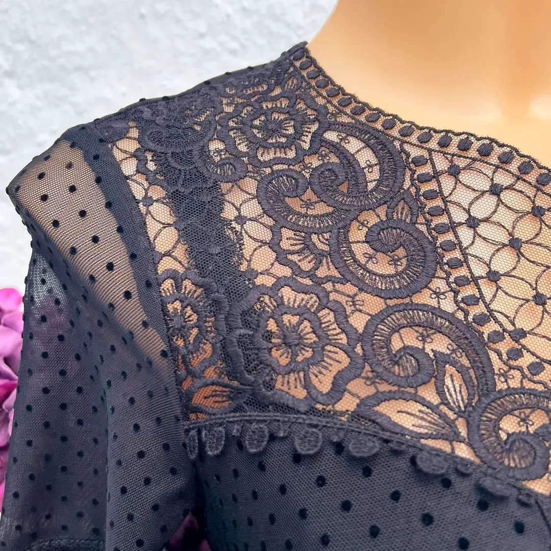 Hochgeschlossener Waldorff Body kurzarm aus Tupfentüll schwarz – Bild 8 – Chiemgauer Heimatwerk Trachten-Onlineshop Hochgeschlossener Waldorff Body kurzarm aus Tupfentüll schwarz - Bild 8 - Chiemgauer Heimatwerk Trachten-Onlineshop