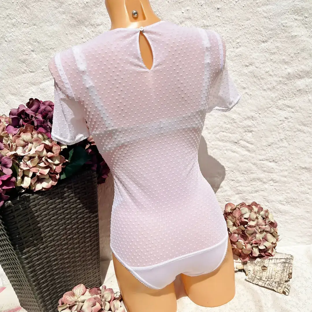 Hochgeschlossener Waldorff Body kurzarm aus Tupfentüll weiß – Bild 2 – Chiemgauer Heimatwerk Trachten-Onlineshop Hochgeschlossener Waldorff Body kurzarm aus Tupfentüll weiß - Bild 2 - Chiemgauer Heimatwerk Trachten-Onlineshop