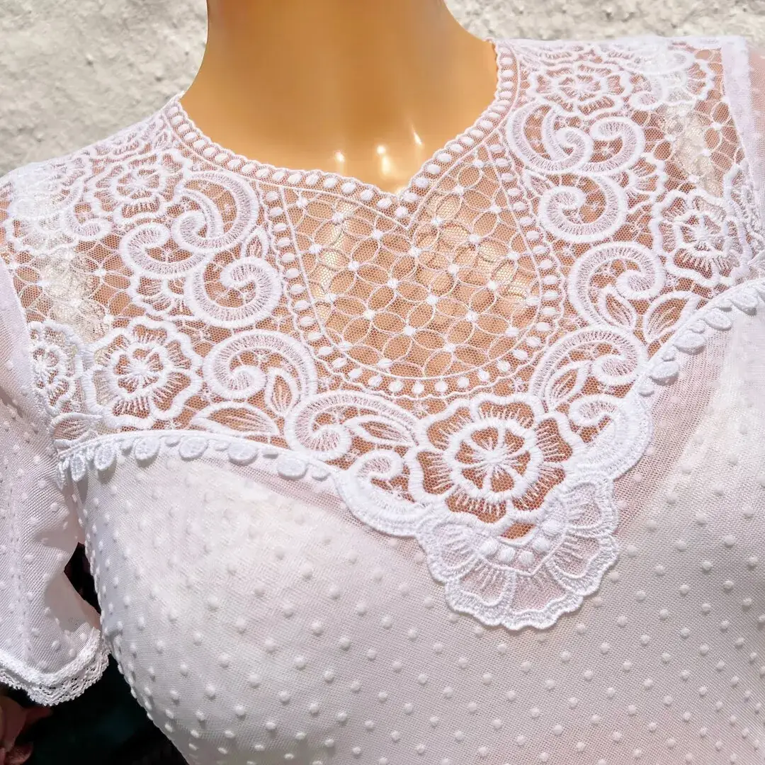 Hochgeschlossener Waldorff Body kurzarm aus Tupfentüll weiß – Bild 7 – Chiemgauer Heimatwerk Trachten-Onlineshop Hochgeschlossener Waldorff Body kurzarm aus Tupfentüll weiß - Bild 7 - Chiemgauer Heimatwerk Trachten-Onlineshop