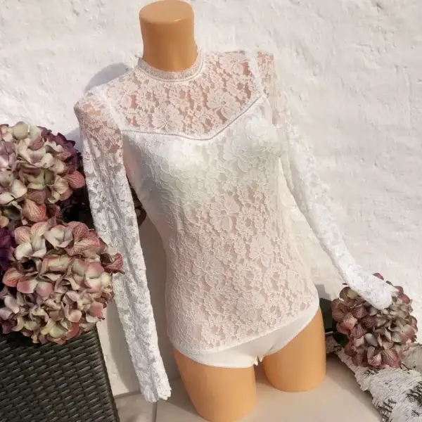 Hochgeschlossener Waldorff Body langarm aus Spitze creme – Bild 1 – Chiemgauer Heimatwerk Trachten-Onlineshop Hochgeschlossener Waldorff Body langarm aus Spitze creme - Bild 1 - Chiemgauer Heimatwerk Trachten-Onlineshop
