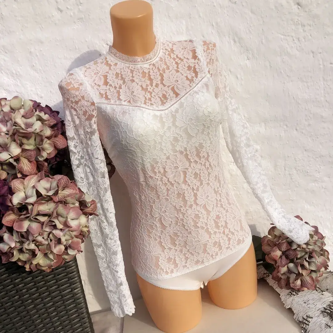 Hochgeschlossener Waldorff Body langarm aus Spitze creme – Bild 1 – Chiemgauer Heimatwerk Trachten-Onlineshop Hochgeschlossener Waldorff Body langarm aus Spitze creme - Bild 1 - Chiemgauer Heimatwerk Trachten-Onlineshop