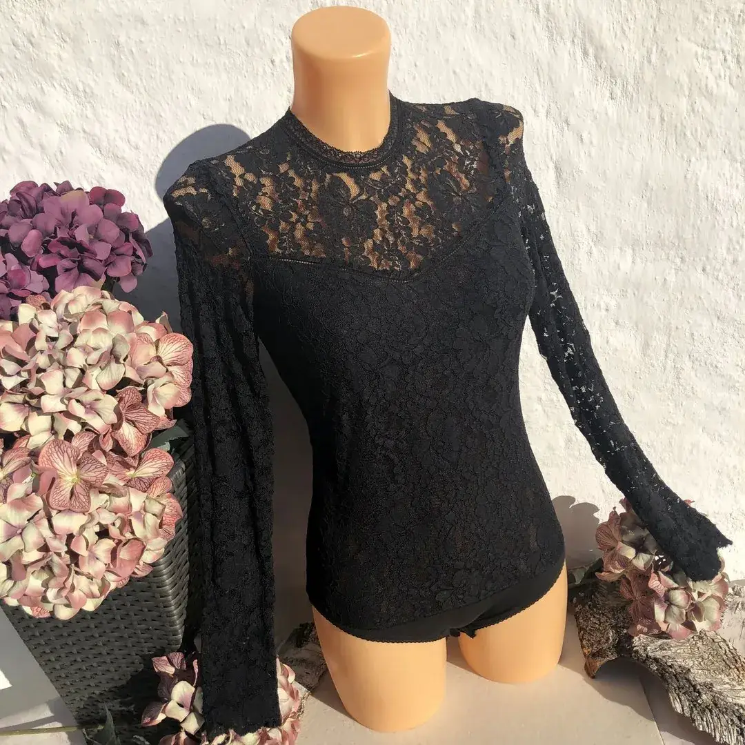 Hochgeschlossener Waldorff Body langarm aus Spitze schwarz – Bild 1 – Chiemgauer Heimatwerk Trachten-Onlineshop Hochgeschlossener Waldorff Body langarm aus Spitze schwarz - Bild 1 - Chiemgauer Heimatwerk Trachten-Onlineshop