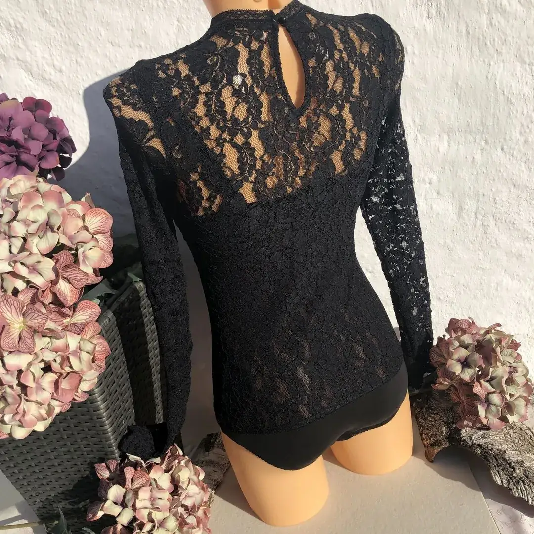 Hochgeschlossener Waldorff Body langarm aus Spitze schwarz – Bild 22 – Chiemgauer Heimatwerk Trachten-Onlineshop Hochgeschlossener Waldorff Body langarm aus Spitze schwarz - Bild 22 - Chiemgauer Heimatwerk Trachten-Onlineshop