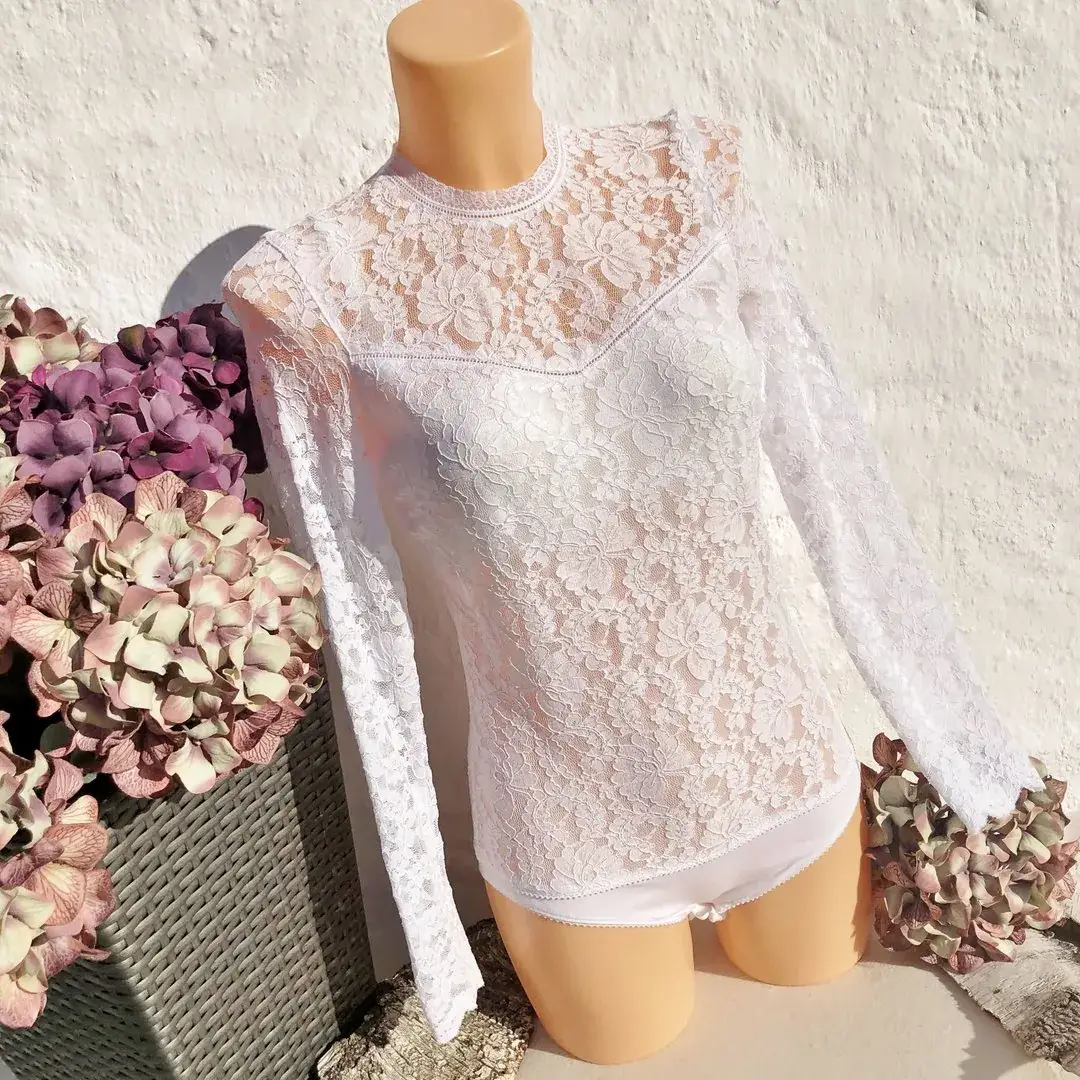 Hochgeschlossener Waldorff Body langarm aus Spitze weiß – Bild 1 – Chiemgauer Heimatwerk Trachten-Onlineshop Hochgeschlossener Waldorff Body langarm aus Spitze weiß - Bild 1 - Chiemgauer Heimatwerk Trachten-Onlineshop