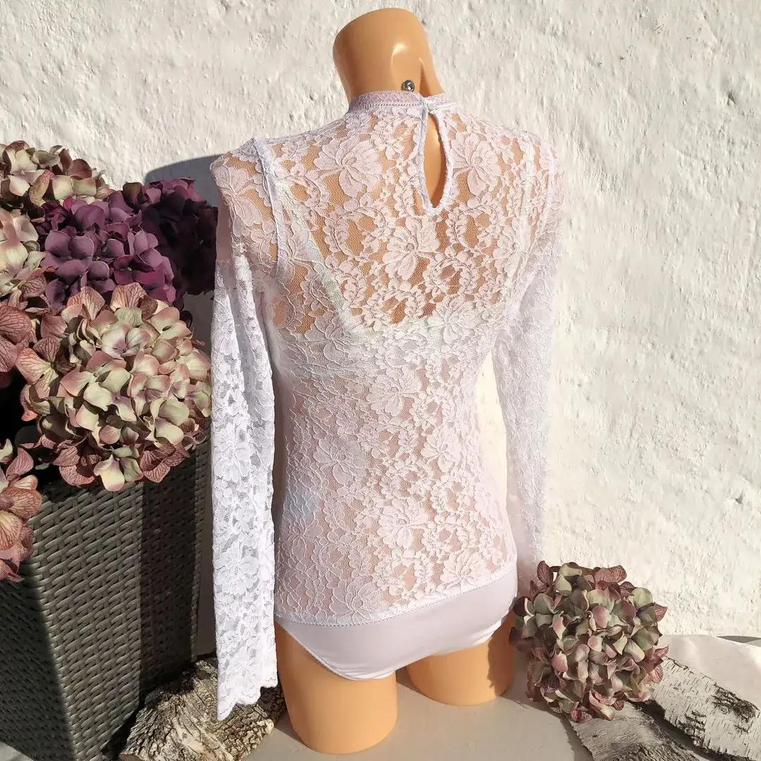 Hochgeschlossener Waldorff Body langarm aus Spitze weiß – Bild 2 – Chiemgauer Heimatwerk Trachten-Onlineshop Hochgeschlossener Waldorff Body langarm aus Spitze weiß - Bild 2 - Chiemgauer Heimatwerk Trachten-Onlineshop