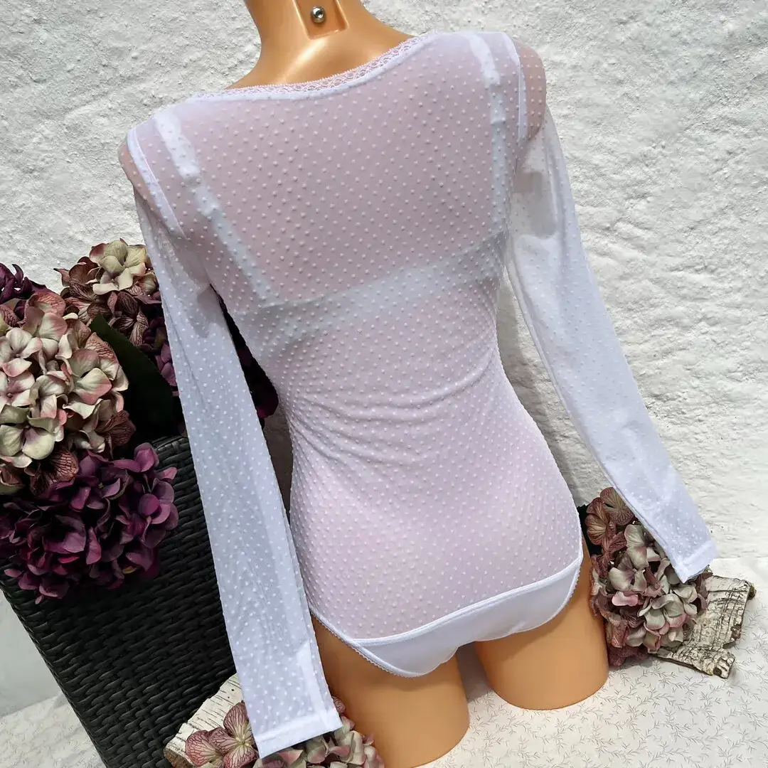 Hochgeschlossener Waldorff Body langarm aus Tupfentüll weiß – Bild 2 – Chiemgauer Heimatwerk Trachten-Onlineshop Hochgeschlossener Waldorff Body langarm aus Tupfentüll weiß - Bild 2 - Chiemgauer Heimatwerk Trachten-Onlineshop
